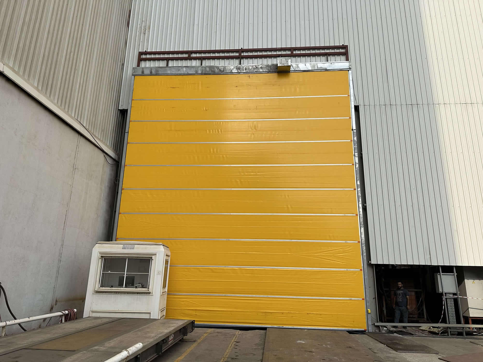 Dar seri hangar kapısı uygulaması